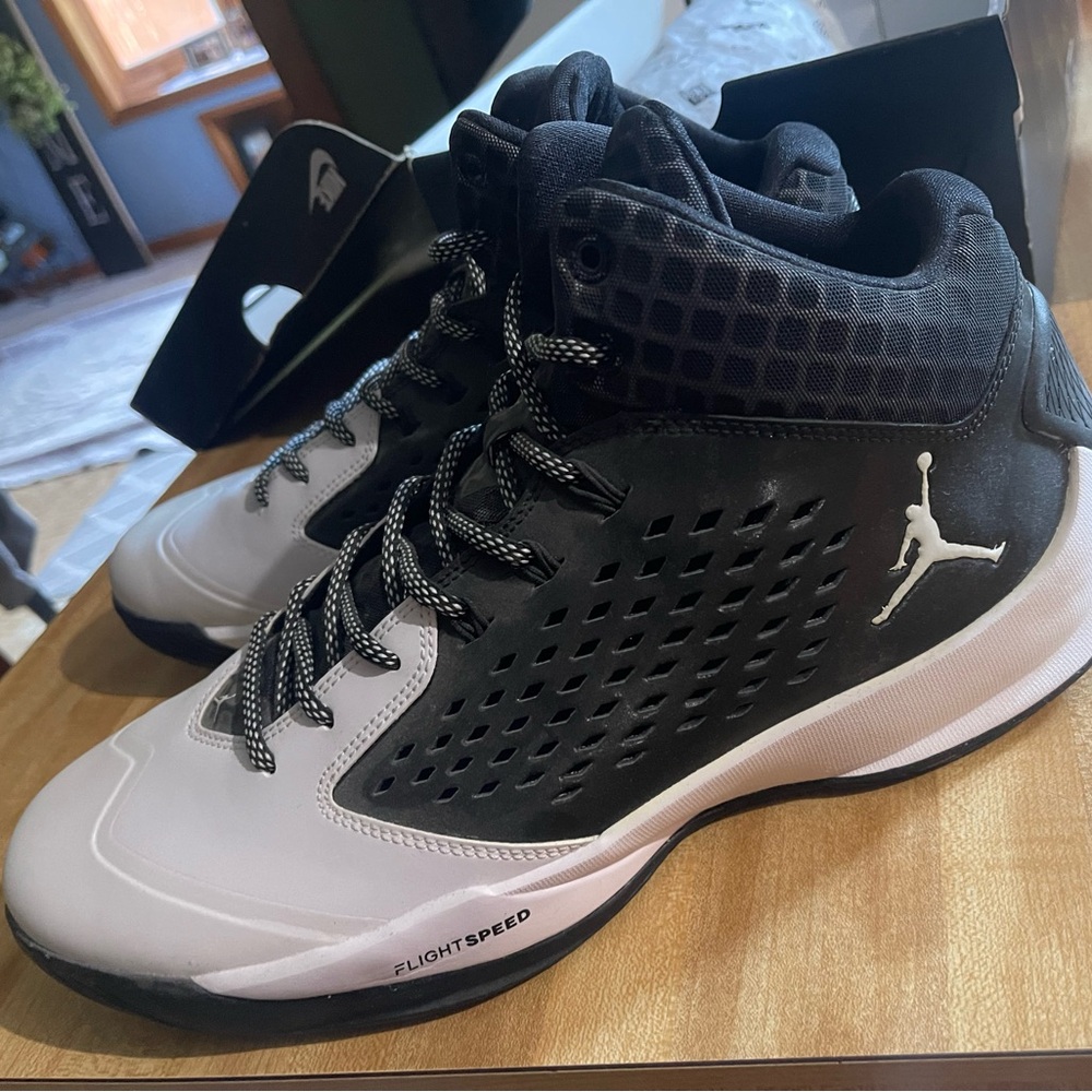 Jordan Men’s FlightSpeed Mid Basketball Shoes - Black/White